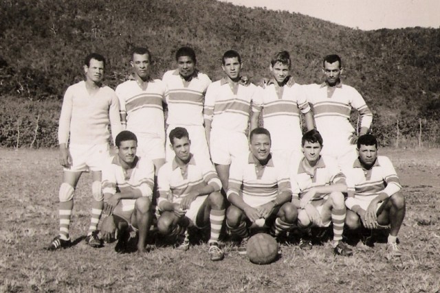L'Avenir Saintois -1965 : debout de gauche à droite : Marcel Déher - Gilbert Samson - Ga - Éric Joyeux - Maxime Procida - Euphrase Hoff Accroupis de g à droite : Michel Bocage - J.Pierre Péter - Yves Espiand - Raymond Joyeux - Euphrase Bocage