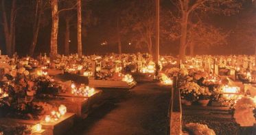 Illumination d'un cimetière en Pologne le 2 novembre