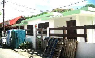 Des containers de tri ont remplacé le frangipagnier- Ph. R. Joyeux