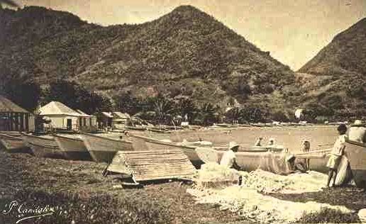 Pêcheurs ravaudant leurs filets - Plage de Petite Anse