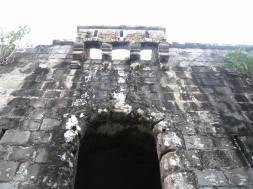 Meurtrières et mâchicoulis  en retrait de la plate-forme