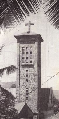 Le clocher de Terre-de-Haut, à l'image d'un phare breton, fierté du Père Offrédo