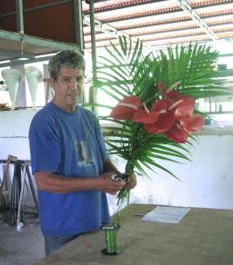 Dominique Bourgeois sous son hangar.- Ph. R.Joyeux