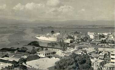 Le Colombie à quai à Pointe-à-Pitre