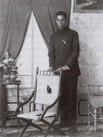 Georges Magloire, âgé de 22 ans, en tenue de séminariste