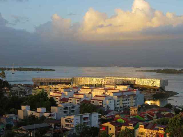 Le Mémorial dans son environnement urbain au lever du soleil - Ph.R.Joyeux