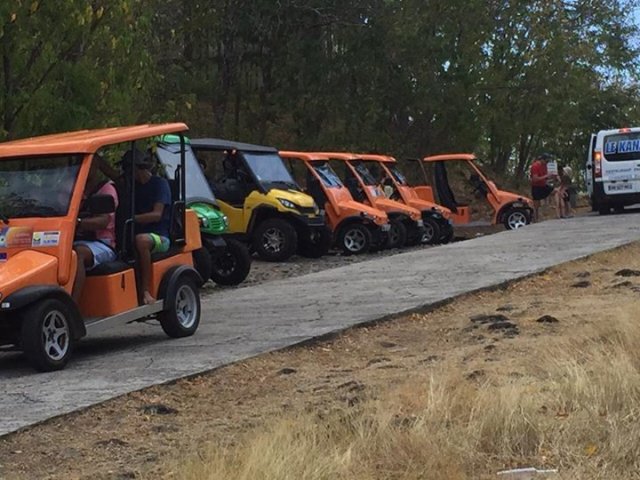 Véhicules électriques de location ayant fait récemment leur apparition. Ph Terre-de-Haut Indiscrétions