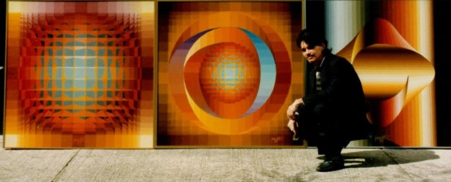 Bernard Bonbon devant quelques unes de ses œuvres