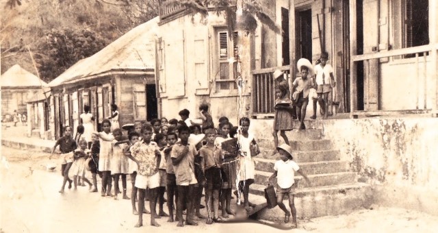 Sortie de classe aux Saintes - Années 50 - Archives Joyeux