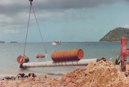 Mise en place de la conduite d'eau entre TDH et la Guadeloupe . Ph. Chantier