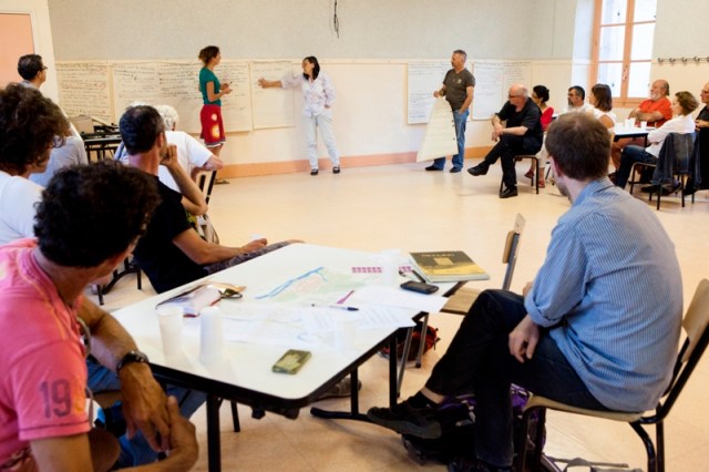 Commission participative circulation-stationnement. Par petit groupe, chacun énumère points faibles, points forts et proposition d'action concernant la circulation et le stationnement à Saillans.