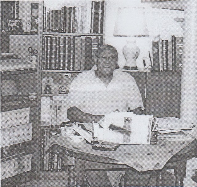 Yves Espiand, chez lui, dans le Midi de la France - Pho du livre d'Esculape à Thémis, édité à compte d'auteur.