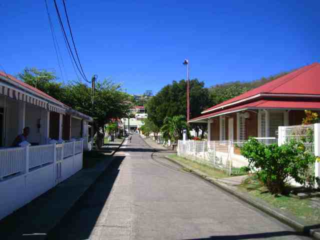 Une rue actuelle de Terre-de-Bas - Ph. R. Joyeux