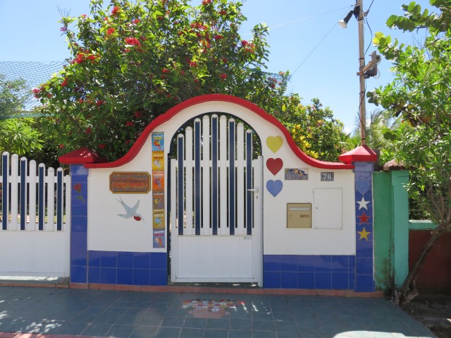 Portail d'un gite touristique accueillant à Terre-de-Haut. Ph. R. Joyeux