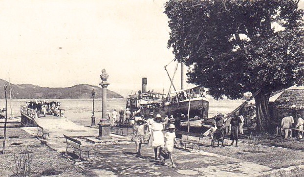 Arrivée de passagers et de ravitaillement aux Saintes pendant la guerre