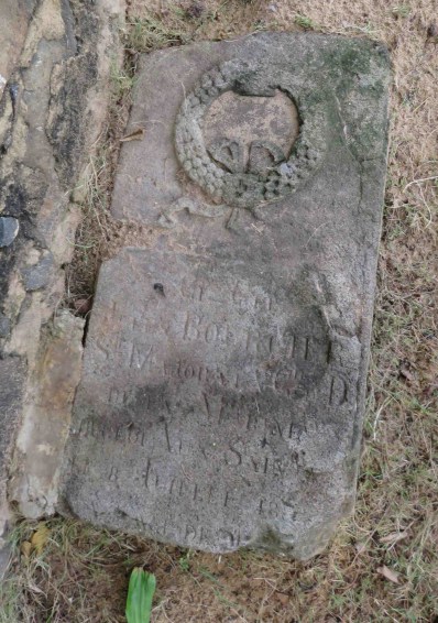 Tombe ancienne d'enfant au cimetière de Terre-de-Haut : lieu de mémoire collective.