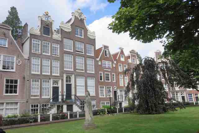 L'enclos du béguinage et ses splendides façades