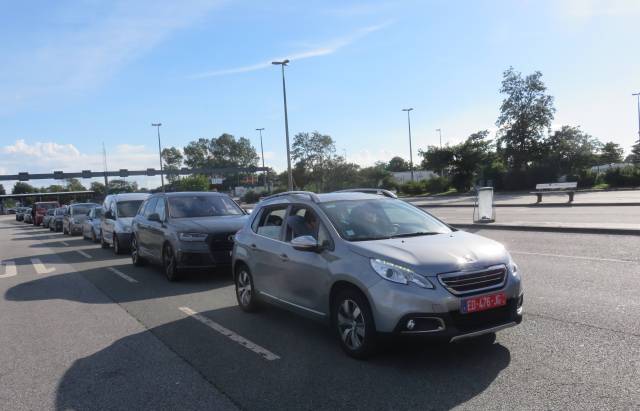 En attente du ferry, notre voiture en TT louée depuis PàP. Ph. R.Joyeux