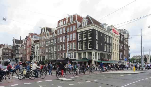 File de vélos à Amsterdam sur fond d'immeubles