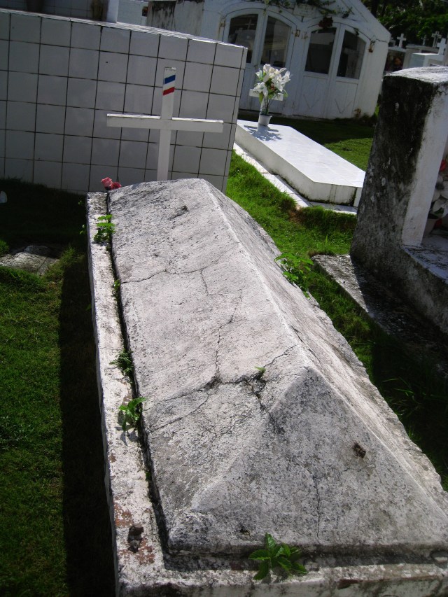 Tombe ancienne atypique au cimetière de Terre-de-Haut - Ph. R. Joyeux