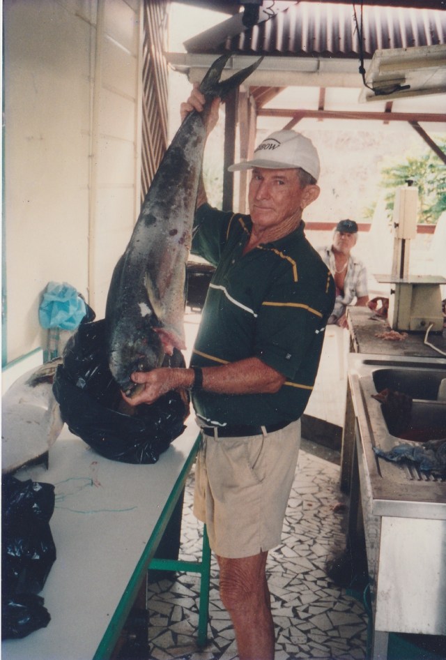 À la Paillotte, Roland Roland et la fameuse dorade coryphène, base du court-bouillon senti.